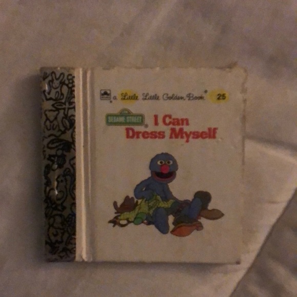 I can dress myself mini Sesame Street golden book - Picture 1 of 8